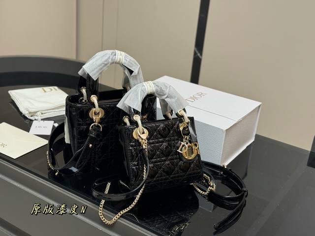 配折叠盒 尺寸:20*18Cm 17*13Cm 高品版.升级出货 迪奥 戴妃漆皮 每个颜色真的太好看啦 春节是不是都需要它! 配折叠盒 尺寸:20*18Cm 17*13Cm 高品版.升级出货 迪奥 戴妃漆皮 每个颜色真的太好看啦 春节是不是都需要它!