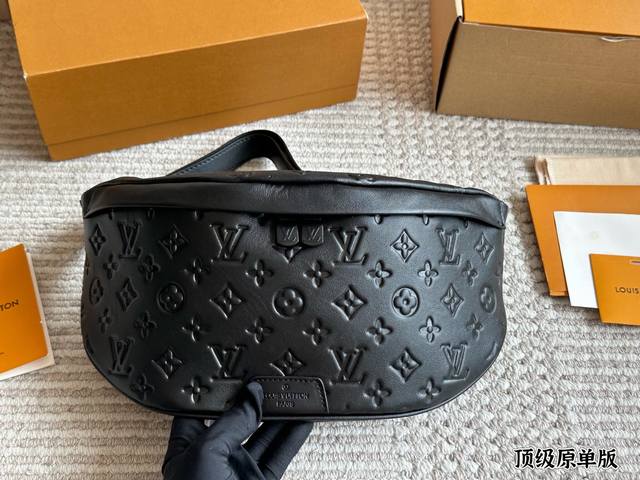 原版牛皮 Lv胸包送男朋友专属酷酷酷 此款Discovery腰包由Monogram Eclipse帆布制成,兼具休闲时尚气质与现代功能性。造型符合人体工学原理，