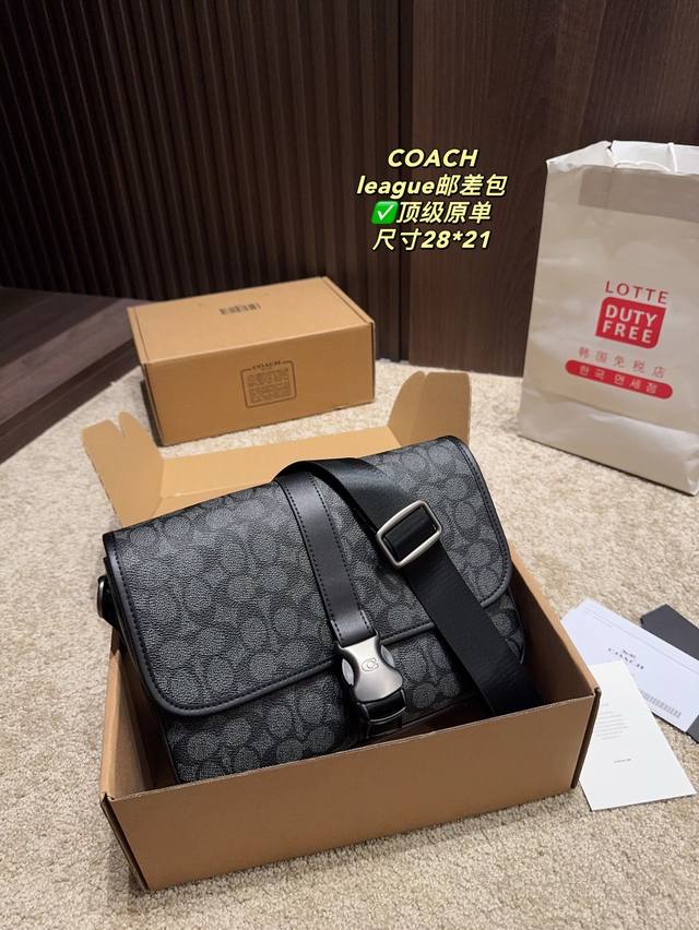 顶级原单 配折叠盒尺寸的28.21 蔻驰Coach League邮差包 男女同款的蔻驰邮差包 坚持太太太酷了吧 容量真的超级大，电脑，平板都能放得下 采用光面小