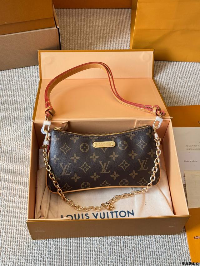 牛皮版本 Liv Pochette 手袋 Monogram 帆布中的 Liv Pochette Double 设计为紧贴在手臂下。它配有可拆卸的金色链条标志性的