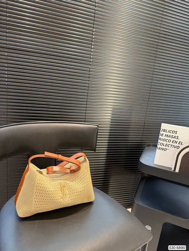 圣罗兰编织腋下包,简单搭配的包袋,非常大气。搭配衣服也是毫无难度。尺寸:26 16 货号6890 圣罗兰编织腋下包,简单搭配的包袋,非常大气。搭配衣服也是毫无难度。尺寸:26 16 货号6890