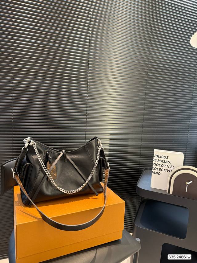 配飞机盒折叠盒子 Lv 新款Carryall 对比三月上市的Iv新品直戳我心！ 男生也能背的全新纯黑 Carryall 男生背也超好看特别是这种随性的一个风格加