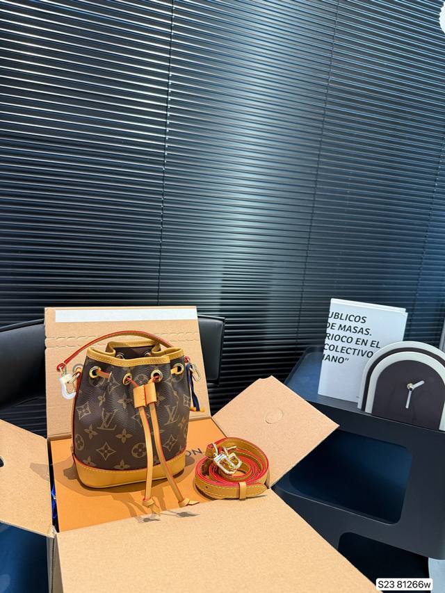 配飞机盒折叠盒子 Lv水桶包 款式超受美亲们欢迎 网红明星同款 真哒是人手必备一只 兼具定型包优雅和轻松慵懒休闲范 充满时尚感 尺寸 14 16 货号81266