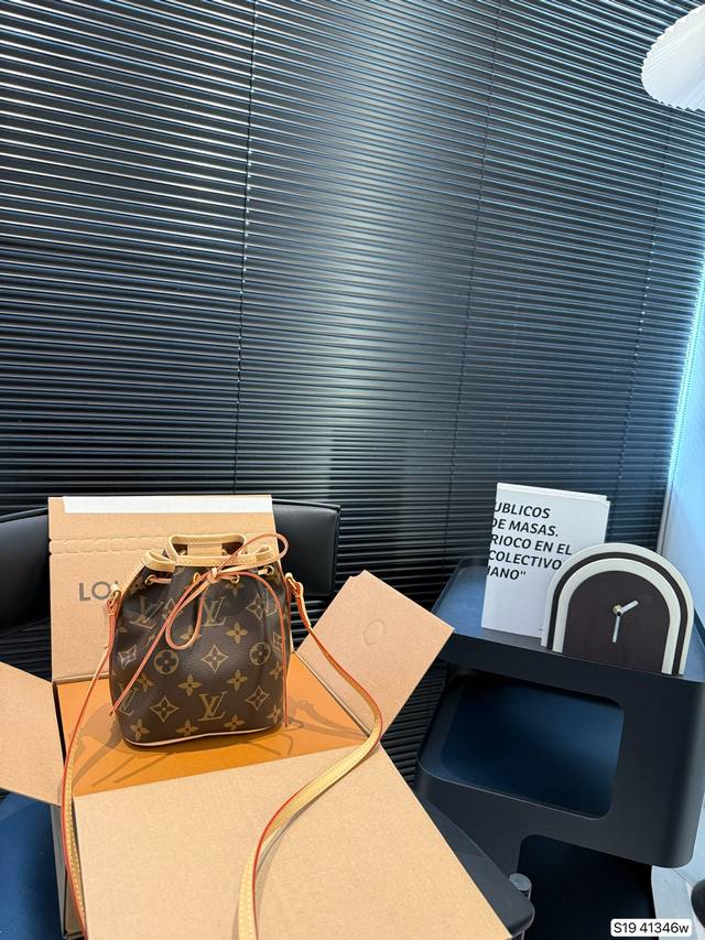 配飞机盒折叠盒子 Lv迷你水桶包 这些年一直到今天，水桶包在时尚圈可以说掀起了层层巨浪，流行的趋势从未减弱，反而越来越强烈。从时装秀到大牌新品发布会现场，从名媛