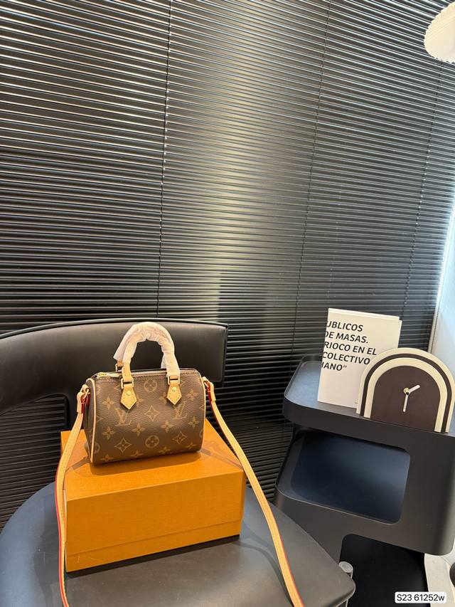 配折叠盒子 Lv 迷你Speedy枕头包 火遍全球的爆款机场大包 机车女神包 明星同款 贵气而充满活力的品牌设计风格 细致而不粗糙.用完美搭配功力 衬托出你独特