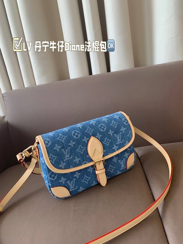 全套礼盒 复刻版 原版布 钢五金芯片版 Lv 新款浅色系｜丹宁牛仔Diane法棍包 Lv腋下法棍Diane绝绝子 新款铆钉肩带 上身复古又舒服 设计灵感来自于中