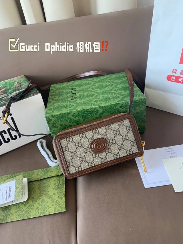 Gucci Ophidia 相机包 配原版乌木色二层牛皮～这个款复古韵味特别浓，对版五金 原版内里！上身效果也超赞，主要以精致特别的五金来提升整体质感。Size