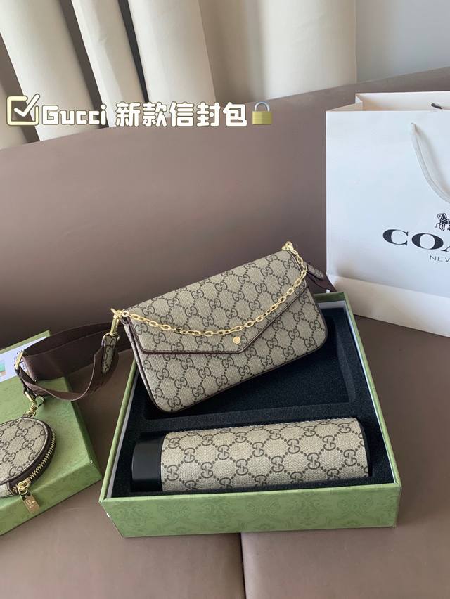 Gucci 新款信封包 可拆卸金属链条包 买一得三的好事再次发生了 这款三合一链条包的设计真是大惊喜，手机、证件、现金、钥匙口红等日常小物都通通能容纳 强力种草