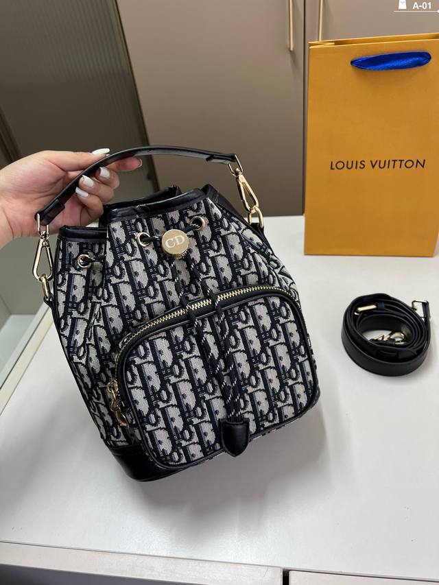 Dior迪奥中古水桶包 又甜又酷 一整个爱住百搭时尚 是每个潮酷女孩必入单品 A-01尺寸21×23配盒 Dior迪奥中古水桶包 又甜又酷 一整个爱住百搭时尚 是每个潮酷女孩必入单品 A-01尺寸21×23配盒