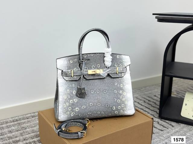 爱马仕铂金Rock 又酷又美的包 真的太百搭 容量还超大 包型真的超A潮酷通勤两不误 尺寸：31 23。