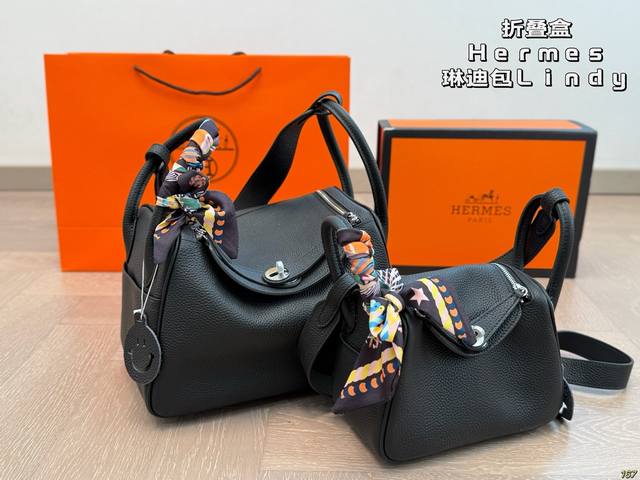 P260折叠盒 Hermes 单肩包 琳迪包 爱马仕 Lindy琳迪包 休闲范儿十足 带着点松弛感软软呼呼的 平时喜欢休闲随性穿搭的姐妹可买一款包型 而且算比较