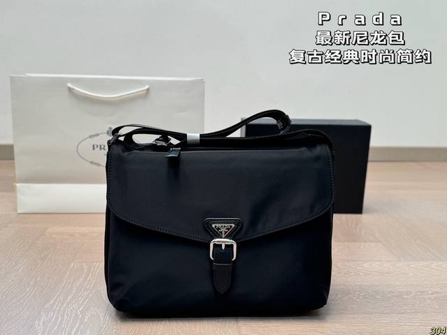 普拉达Prada 最新尼龙包 复古经典摸上去超级棒 时尚简约气质又随性！ 尺寸：31 22