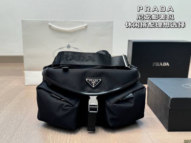 配盒 普拉达Prada 尼龙邮差包 男生日常休闲搭配的理想选择～ 实用又百搭，非常适合放随身物品~ 面料耐磨耐刮蹭，适合男生大大咧咧的性格~ 尺寸28 15