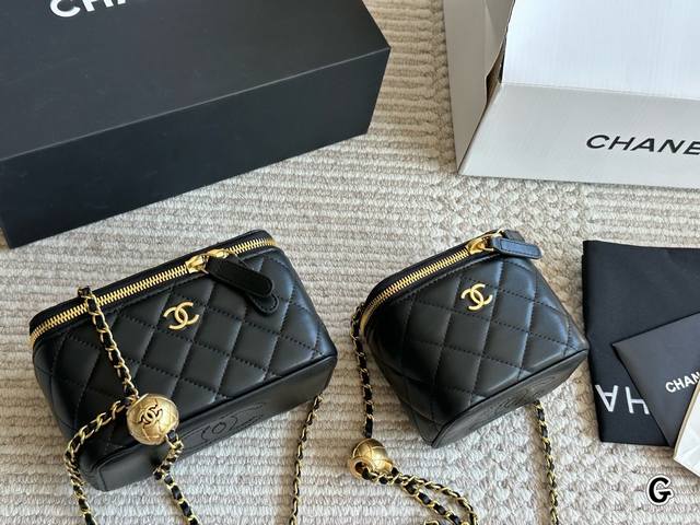 金球小盒子包 一直大火难买的金球盒子包，盒子包里的天花板，实在美丽高级~ 经典黑金配色，菱格纹设计，每一次触摸都能感受到匠心的细腻。 在链条包的基础.上加入小金