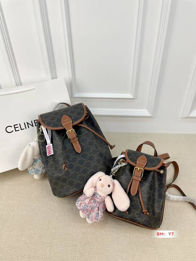 小号 大号 Size：23.30Cm 18.20Cm 赛琳 双肩包配牛皮 新品大号来咯～ 高颜值皮扣设计太给力了