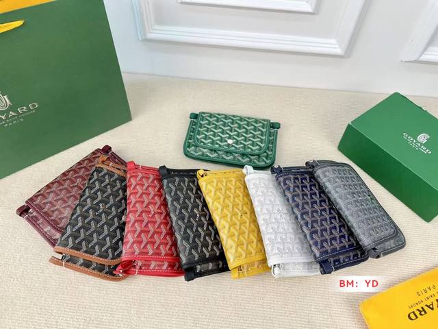 配盒 Size：21*14Cm 令人疯狂的小废包 这个小废包咋看干干瘪瘪小小的 到手发现其实超能装3个小口袋十背面还有个插袋 能装下Promax手机粉饼口红小零