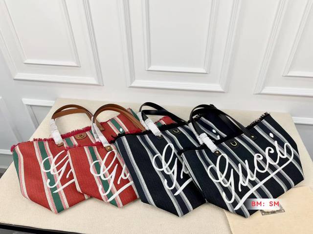 小号 大号 Gucci 新款 Tote 购物袋 复古又文艺 容量简直无敌 出行旅游的百搭款～ 尺寸：小号28*27 大号37*35