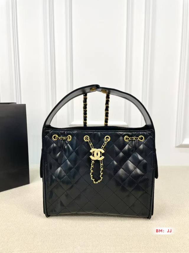 香奈儿Chanel 嬉皮腋下包托特包这款觉得手拎就很好看 配休闲装很酷啊！实物很漂亮 质感超级棒尺寸：25*29