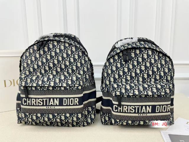 大号 小号 迪奥双肩出货 新款 男女背都好看 作为一只合格的双肩包 一定要好看 舒适 耐造 背包比较大 远途旅行带它准没错 也是学生党的最佳选择 超级实用 再适