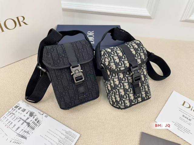 配折叠礼盒 Dior 迪奥 Hit The Road 竖版翻盖信使包手机包 小方包 男女通用斜挎包 单肩包 尺寸：13*19