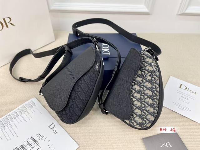 配折叠礼盒 迪奥Diorsaddle马鞍包 它的造型来自于2000年时任Dior设计师John Galliano的创新设计，他希望在他设计理念的感召下，女性可以