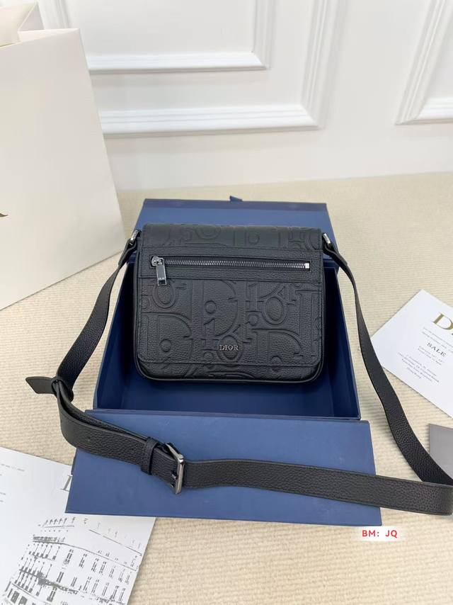 配折叠礼盒 迪奥 Homme 邮差包 实在帅La ～ 简单有质感的设计 实用又很高级 尺寸：22*19