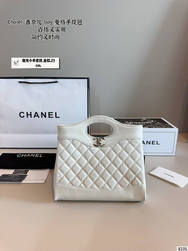配礼盒. 香奈儿 Chanel.手提包. 时髦拿捏住啦 不显老气好好搭啊 而且貌美气质加成好高的呀～ 爱死了这份从容优雅尺寸：23*5*19Cm