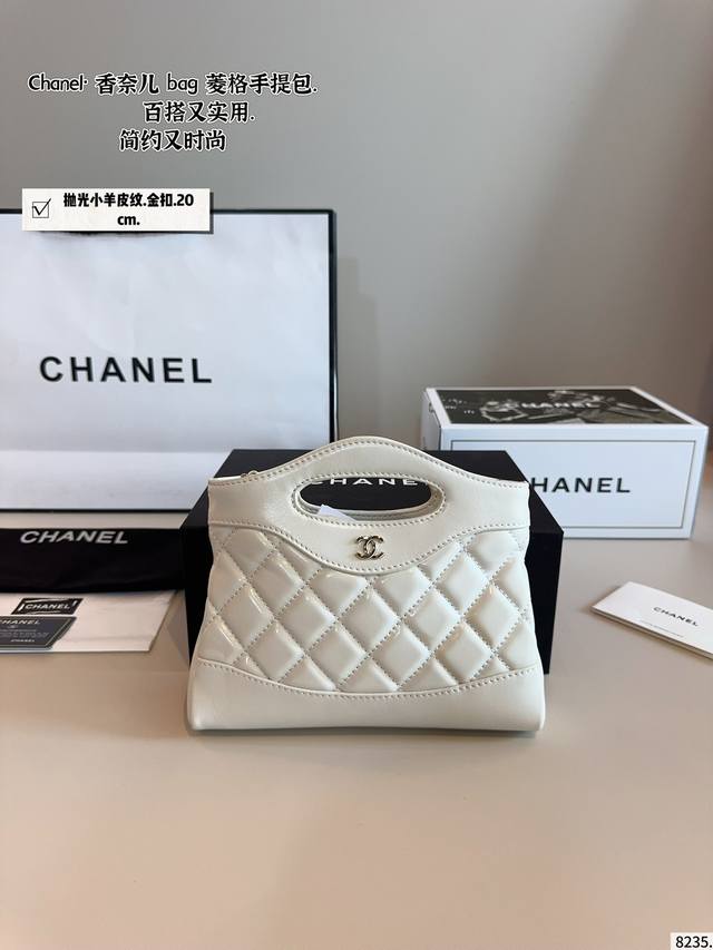 配礼盒. 香奈儿 Chanel.手提包. 时髦拿捏住啦 不显老气好好搭啊 而且貌美气质加成好高的呀～ 爱死了这份从容优雅尺寸：20*3*15Cm