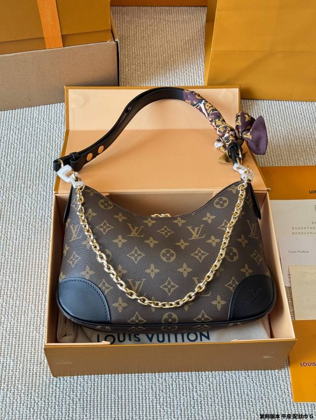 复刻版 牛皮 配丝巾 Lv Boulogne邮差包 牛角包 新款的 Boulogne Size 对比之前小了，但完全不影响它的容量。设计上多加了金色链条 发8，
