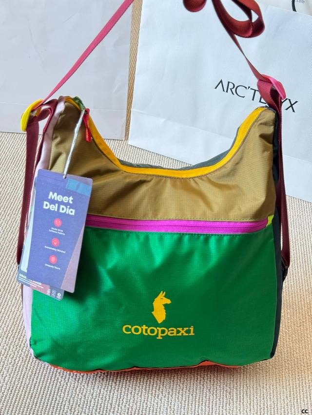 Cotopaxi 羊驼包 整个配色即明亮又背后又清新，真是太爱这绿羊驼头配+紫+红 背面很清新很有夏天的淡绿 大爱紫肩带[哇R] 这配色绝绝子。 托特是最爱的包