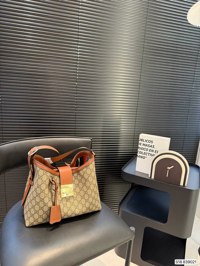酷奇新款购物袋Gg图案和条纹织带这两种品牌颇有辨识性的元素融合成经典搭配，Ophidia世界的演化之路从未止息，加入别出心裁的款式造型，不断推陈出新 尺寸：30