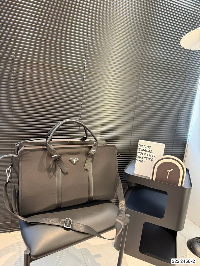 普拉达旅行袋真的超能装 出门旅行首选重点是拿起来超级飒时尚达人必备单品之一 尺寸：48 29 货号2456-2