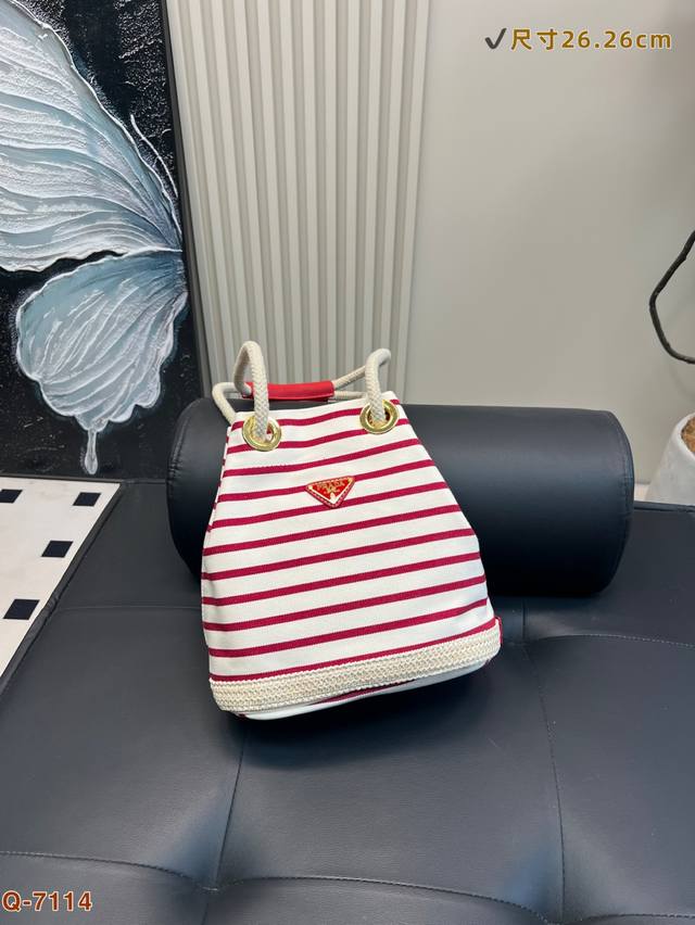 海军风普拉达Prada新款条纹针 织Prada 2025春夏系列以摩登航海风情为灵感 红白条纹针织衫以不对称斜襟设计打破常规，搭配白色短裙，碰撞出刚柔并济的时髦