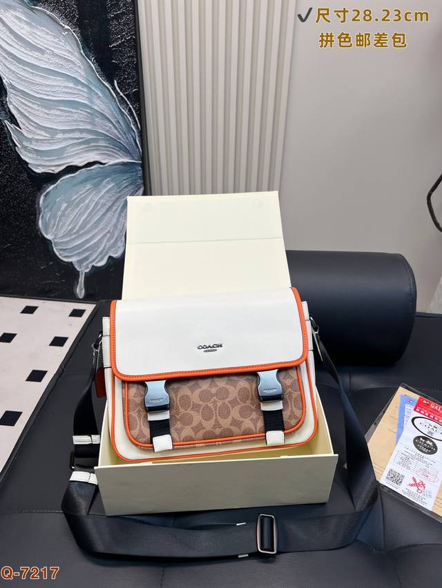 配折叠盒 蔻驰Coach 新品 Racer Family 来袭新款 Racercrossbody结合时尚造型与实用功能具有便利扣环闭合设计，包型经典，收纳空间充