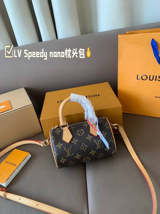 折叠飞机礼盒 Lv Speedy Nano枕头包 这款Retiro 手袋以标志性的Lv老花面料制成，搭配奢华的饰边，经典永恒。优雅低调的外形设计和宽敞的包 尺寸