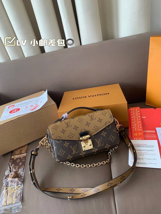 折叠盒飞机盒 尺寸21*13 Lv 路易威登新款老花小邮差包 比旧款多了点时尚感，低调优雅又吸睛！ 肩带调节成斜挎或者腋下，多种背法～ 实物绝对让人爱不释手，百