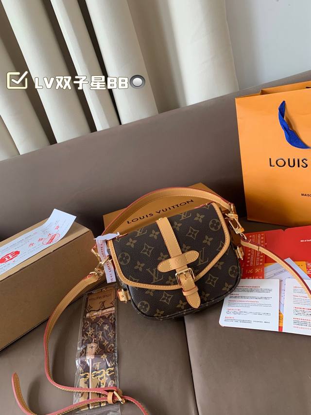 配飞机盒折叠盒子 Lv老花双子星Bb Iv 新款老花双子星 Saumur Bb 说是缩小版的双子星，却也有马鞍包的身影 这种迷人的老花小可爱，见到可能都要认栽！