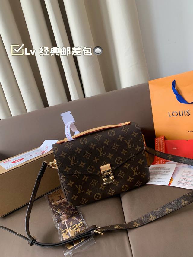 配飞机盒折叠盒子 Lv 经典邮差包 经典的造型散发出优雅的气息 拥有多个实用的口袋和隔层 百搭神器 尺寸:24*19