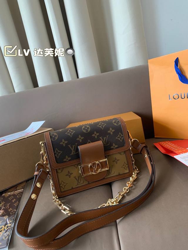 配飞机盒折叠盒子 Lv 达芙妮 细节真的很高级，给你一种奢华级体验，复古与现代的完美结合，时髦也很洋气，大气方正又利落，显而易见的高级感，第一眼就会被它深深吸引