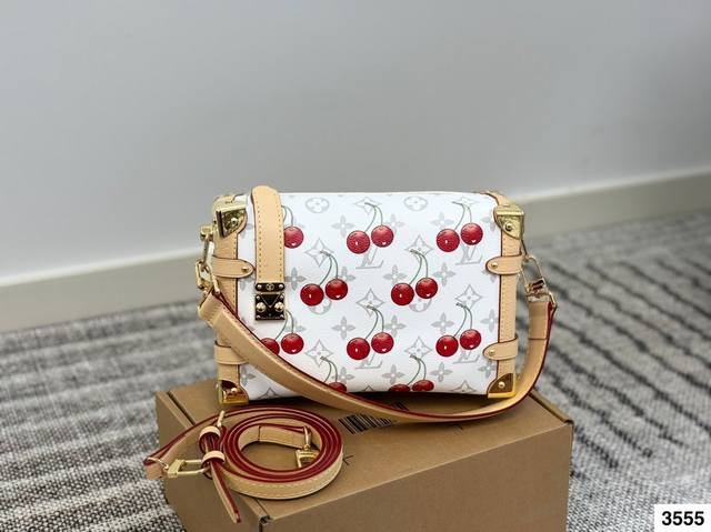 Lv Side Trunk 樱桃印花 谷爱凌 盒子包 箱子包 24新款！是软软的小箱子 很多精致的小细节在里面 大 容量又实用又好凹造型 长短肩带随意切换 无论