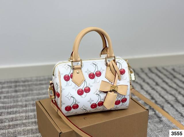 Lv Speedy 20樱桃印花枕头包 Lv 新款系列 City Keepal手袋,全网首发 Lv Speedy Nano 枕头包这款Retiro 手袋以标志性