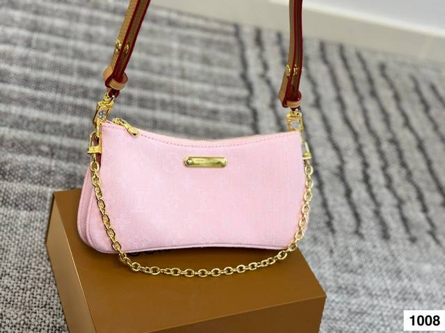 配折叠盒子 Lv 牛仔新款 Liv Pochette双拉链Lv 是真好搭配，上身更是美滋滋 2条肩带 能搭配出3种感觉腋下、手拿、斜跨肿么摆弄它都能出片，休闲时