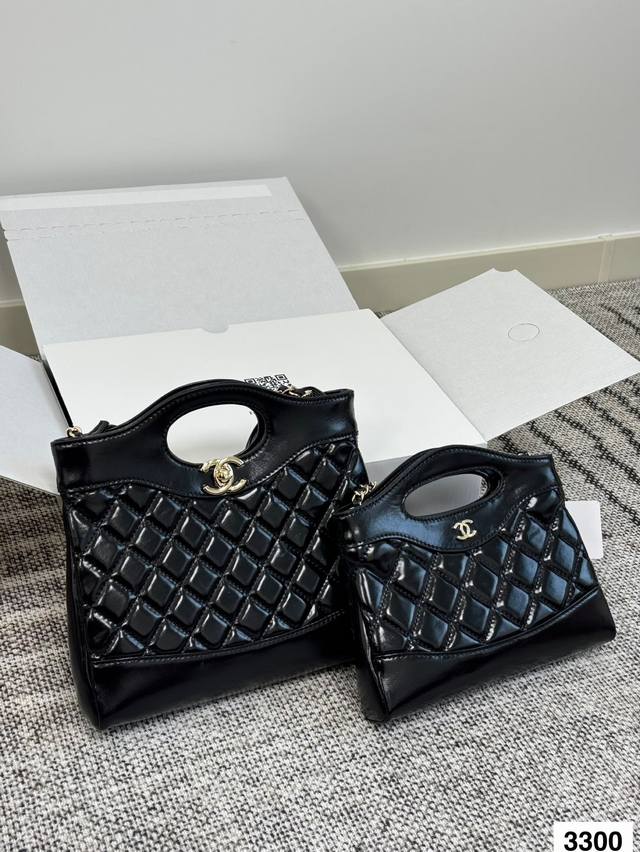 配飞机盒折叠盒子 香奈儿Chanel 31 Bag 再次回归，体积变小还爱吗？ Chanel 31 Bag 高级手工坊秀场再度回归 既2018秋冬复刻完一次，