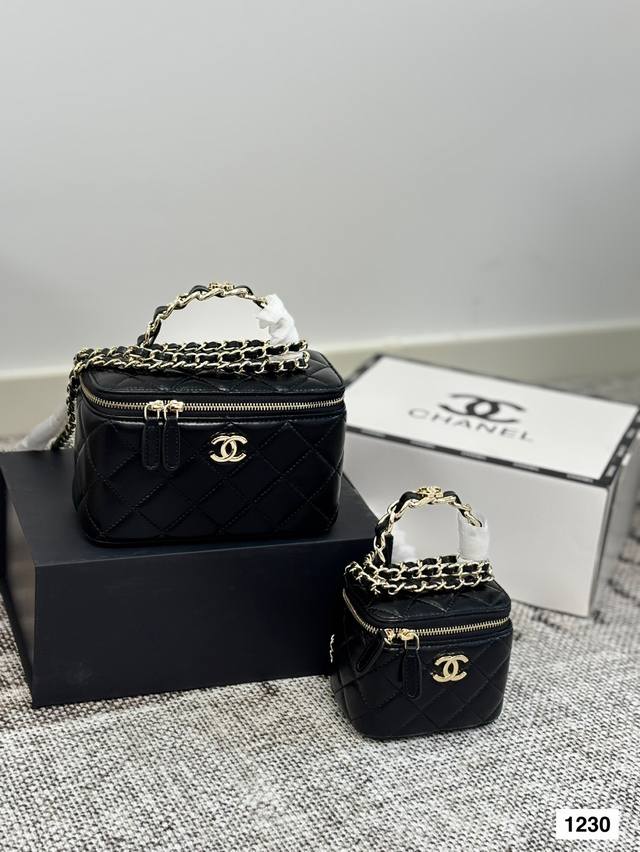 配飞机盒折叠盒子 香奈儿手提化妆包 我觉得吧,每个爱化妆的妹子都应该有个化妆包, 出门拿上就可以走, 里面装上我们最常用的化妆品, 再也没有出门忘带口红的烦恼啦 配飞机盒折叠盒子 香奈儿手提化妆包 我觉得吧,每个爱化妆的妹子都应该有个化妆包, 出门拿上就可以走, 里面装上我们最常用的化妆品, 再也没有出门忘带口红的烦恼啦