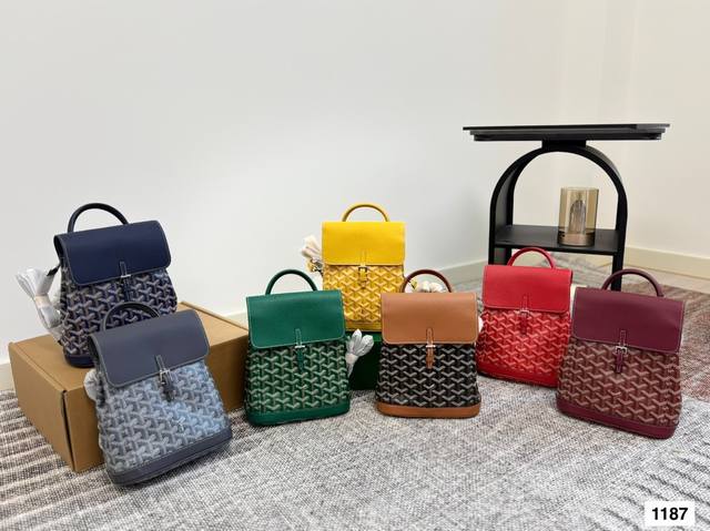 Size：20*23Cm 背不腻的Alpin Mini Goryar D戈雅双肩包 自重很轻哦！ 背法也可以随意切换 Mini Size上身的休闲时髦感 我真的