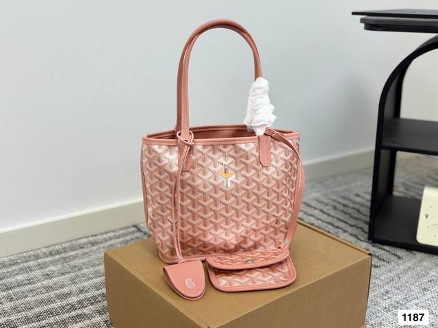 这么美的通勤包，是要羡慕死谁哦 Goyard 24金属限定色珠光色系 这个系列的三个色都特别洋气 正面看是一个色，侧面看又是另一个色 居然能在包.上做出了流光溢
