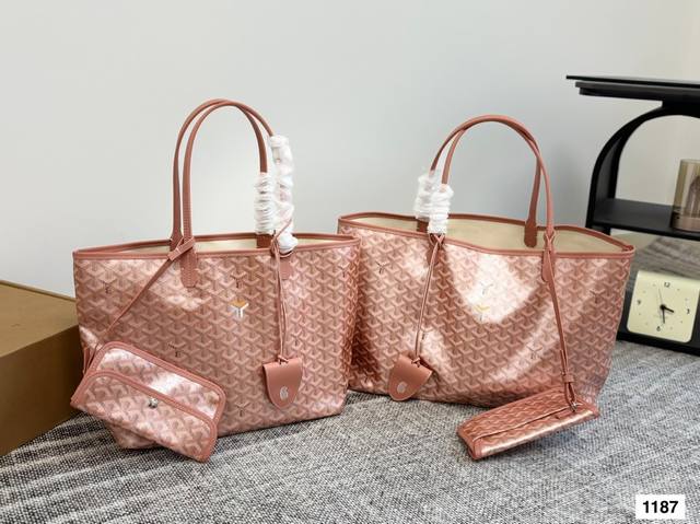 这么美的通勤包，是要羡慕死谁哦 Goyard 24金属限定色珠光色系 这个系列的三个色都特别洋气 正面看是一个色，侧面看又是另一个色 居然能在包.上做出了流光溢