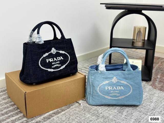 普拉达托特 又是心动Prada托特的一天. 松弛慵懒的Tote包真的爱惨了 普拉达 Tote 购物袋 上身满满的高级感！ 日常通勤必备哦！ 尺寸：29 19