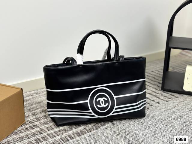 香奈儿沙滩包 不论日常出游或是假日逛街，出镜率超高的包款总让人联想到温暖的季节和愜意海滩时光。质地清新自然，从视觉到触感都自带夏日风情，为结构感鲜明的包款注入优