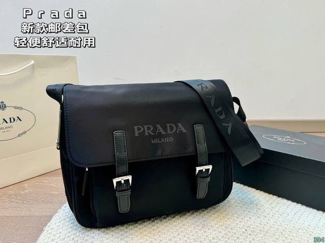 普拉达Prada邮差包 在时尚中增加柔美感 颜值真的绝绝子 谁看能不心动呢 尺寸29 23